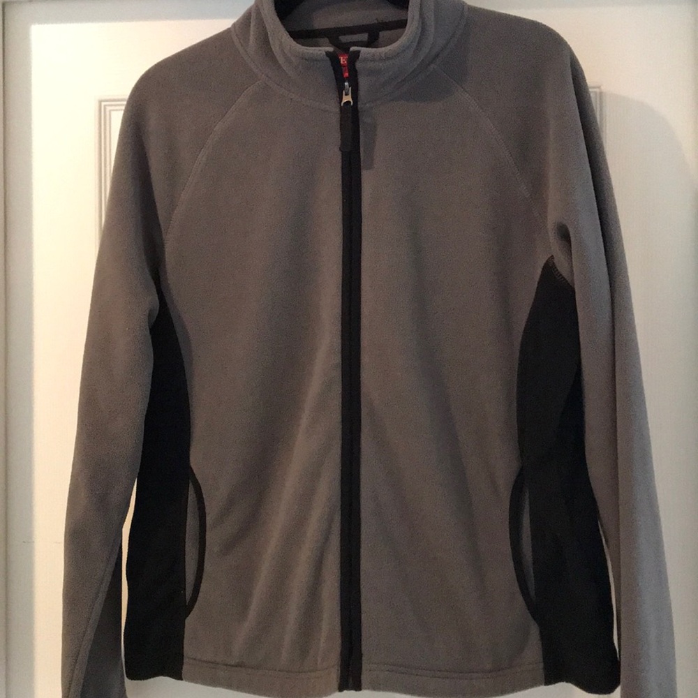 Gray/black zippered fleece jacket w/ pockets
